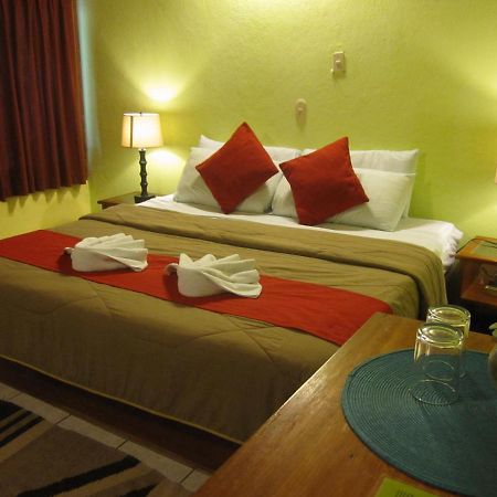 Hotel Jaguar Inn Тикаль Экстерьер фото
